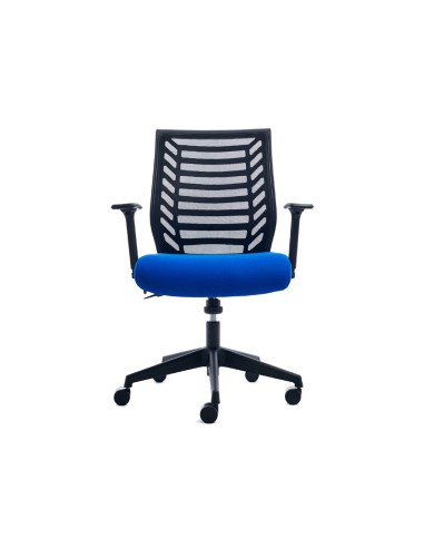 Silla rocada de oficina con brazos respaldo en malla transpirable y asiento tapizado en tela ignifuga
