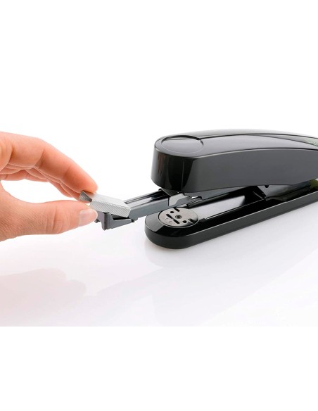 Grapadora novus b4 plastico abs reciclado capacidad 40 hojas usa grapas 24 6 8 y 26 6 8 color negro
