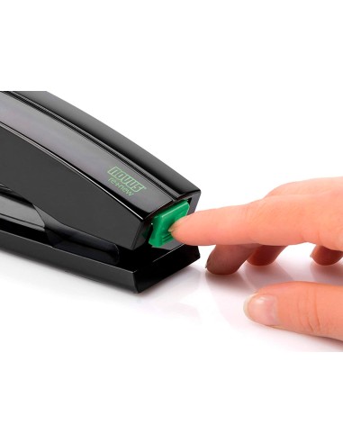 Grapadora novus b4 plastico abs reciclado capacidad 40 hojas usa grapas 24 6 8 y 26 6 8 color negro