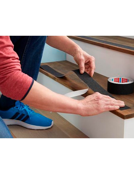 Cinta antideslizante adhesiva tesa uso interior exterior color negro 15 mt x 25 mm