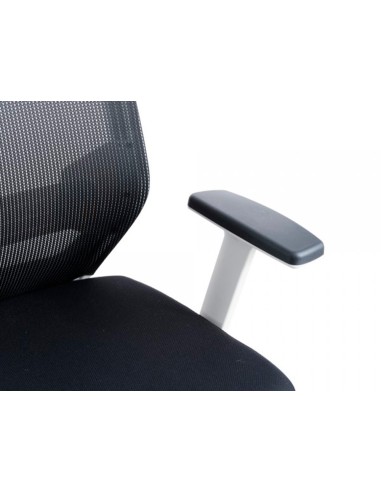Silla rocada de oficina con brazos regulables y respaldo malla negro tapizada en tela ignifuga negro color blanco