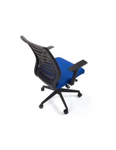 Silla rocada de oficina con brazos respaldo en malla transpirable y asiento tapizado en tela ignifuga