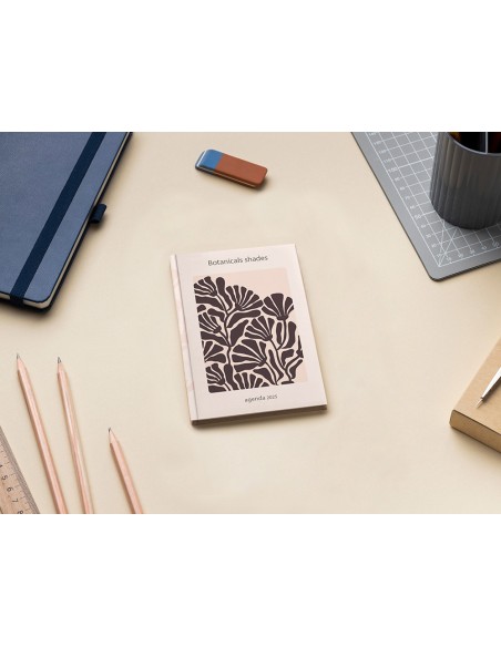 Agenda encuadernada liderpapel nomi a6 2025 dia pagina flores papel 70 gr