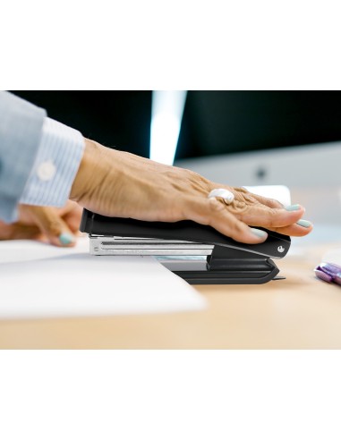 Grapadora q connect kf01231 metalica negra capacidad 20 hojas