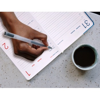 Agenda encuadernada liderpapel mykonos 15x21 cm 2022 dia pagina papel 70 gr piel antigua rayada azul catalan